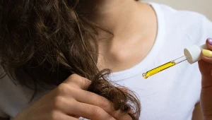 Zapomnij o rozdwojonych końcówkach. Ten domowy zabieg nawilża, wygładza i wzmacnia włosy