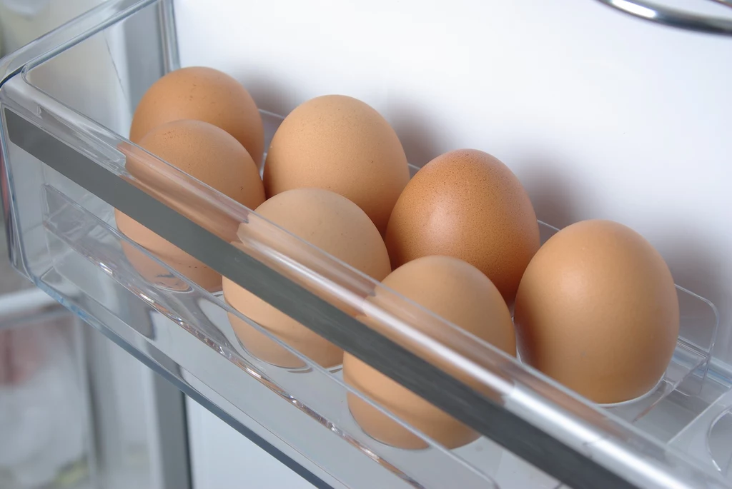 Zrezygnuj z nawyku trzymania jaj na drzwiach lodówki