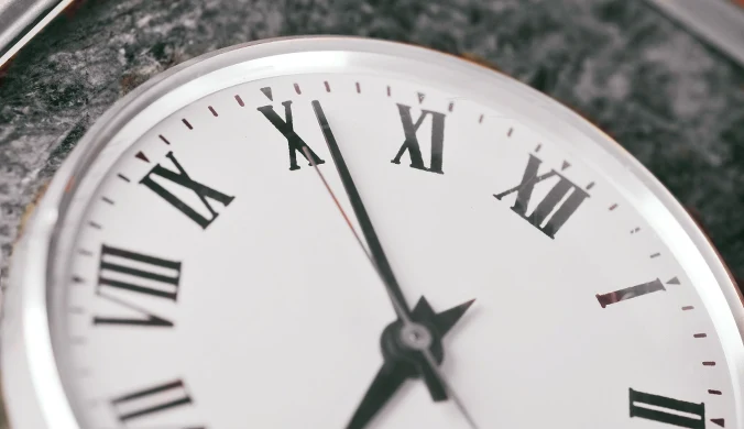 Zmiana czasu już w ten weekend. W tym roku zegarki przestawimy wcześniej