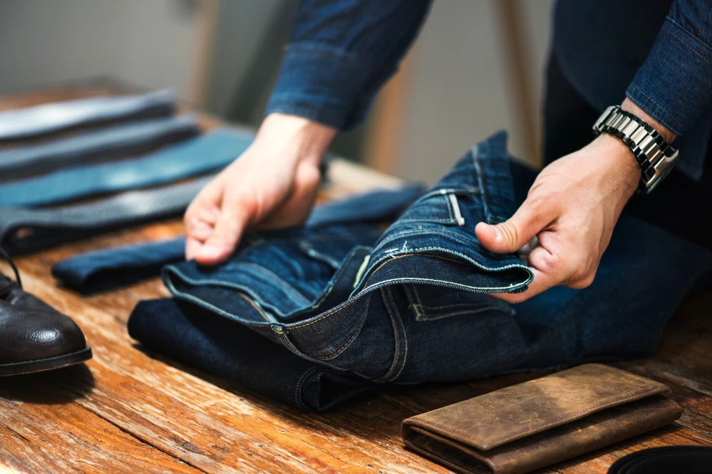 Jeansy barwi się substancją zwaną indygo. W procesie tym konieczne są jednak chemikalia, które są niebezpieczne dla pracowników fabryk i środowiska