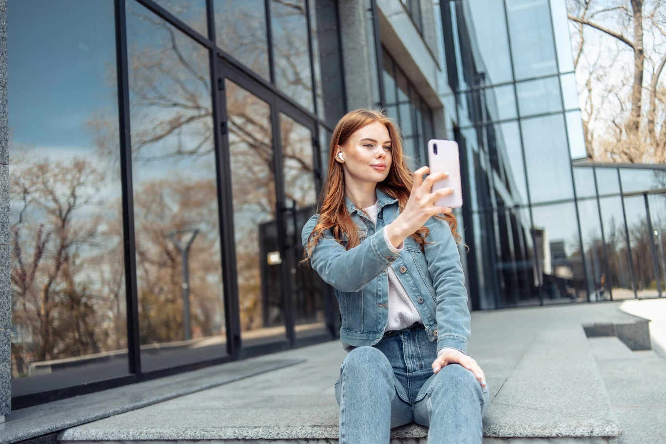 Jeans total look cieszy się dużą popularnością 