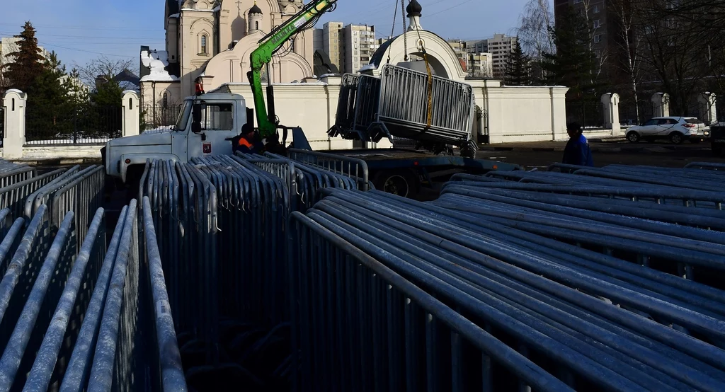 Barierki ustawione pod kościołem, w którym odbywają się uroczystości pogrzebowe Aleksieja Nawalnego Barierki ustawione pod kościołem, w którym odbywają się uroczystości pogrzebowe Aleksieja Nawalnego