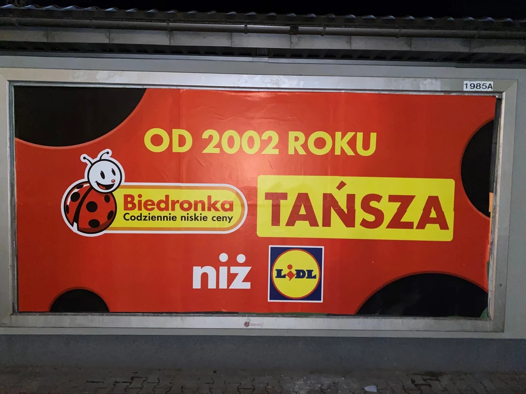 Plakat Biedronki na temat cen jeszcze przed komorniczym zabezpieczeniem.