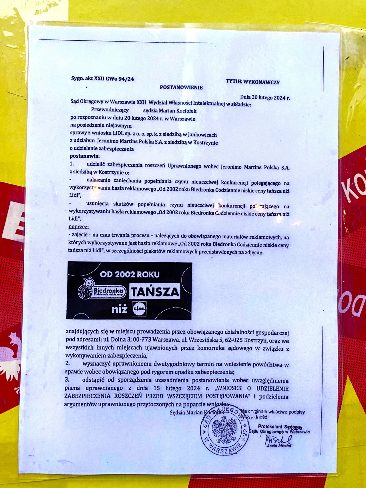 Decyzja sądowa wydana w sprawie plakatów Biedronki, która pojawia się na zajętych reklamach.