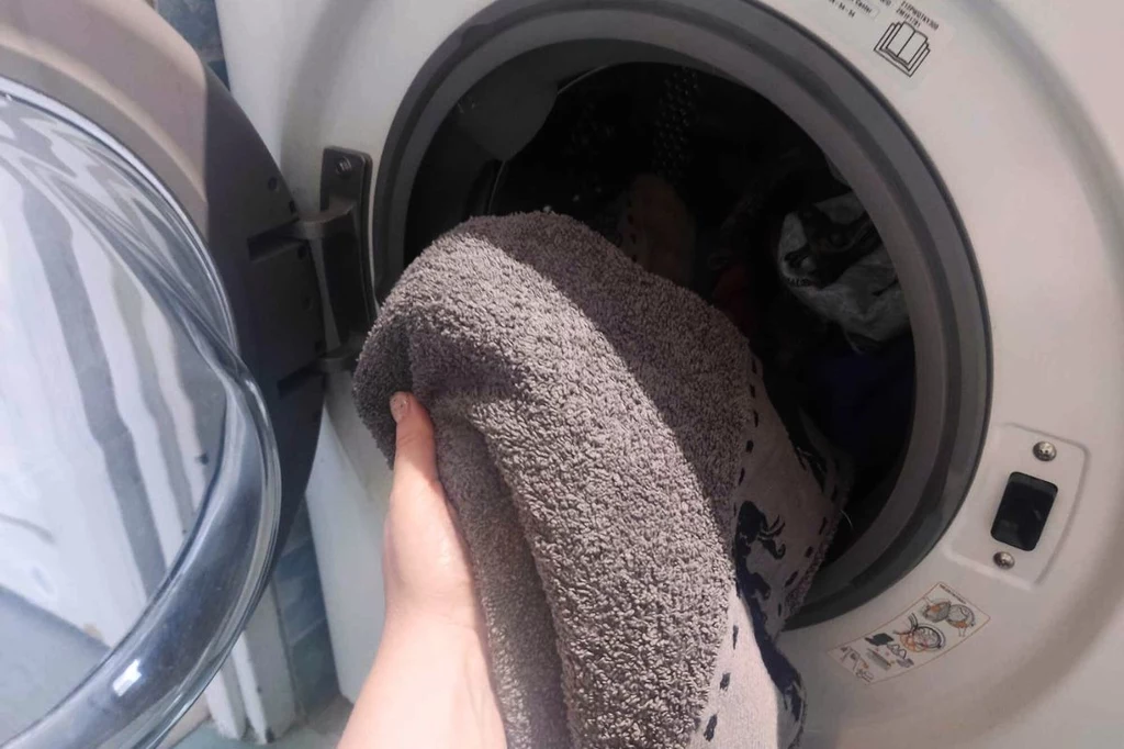 Podczas wirowania niemal cała wilgoć z ubrania przeniknie do ręcznika