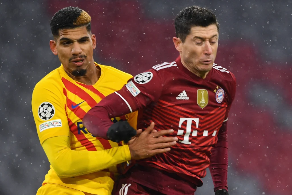 Obrońca FC Barcelona - Ronald Araujo oraz Robert Lewandowski jeszcze jako piłkarz Bayernu Monachium Obrońca FC Barcelona - Ronald Araujo oraz Robert Lewandowski jeszcze jako piłkarz Bayernu Monachium
