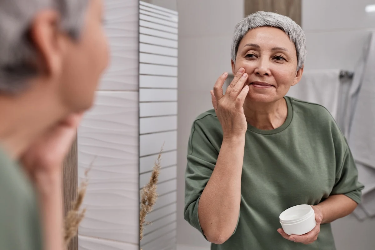 Warto wybierać kremy o odpowiedniej konsystencji dostosowanej do typu skóry Warto wybierać kremy o odpowiedniej konsystencji dostosowanej do typu skóry