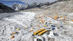 Baza wspinaczy przy podejściu na Mount Everest