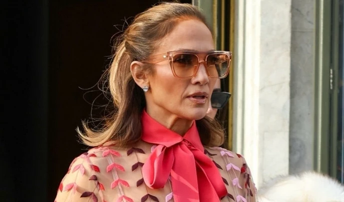 Brunetka Botticellego - najmodniejszy kolor włosów na 2024. Na zdjęciu Jennifer Lopez