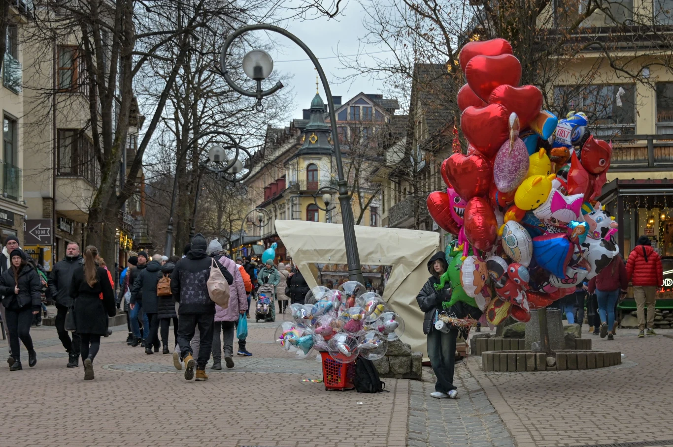 Gdy śniegu nie ma, pozostają spacery po Krupówkach