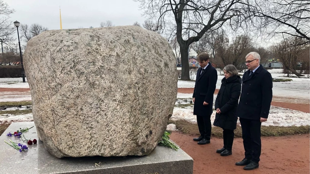 Konsulowie generalni Polski, Niemiec i Norwegii złożyli kwiaty pod Kamieniem Sołowieckim w Petersburgu Konsulowie generalni Polski, Niemiec i Norwegii złożyli kwiaty pod Kamieniem Sołowieckim w Petersburgu