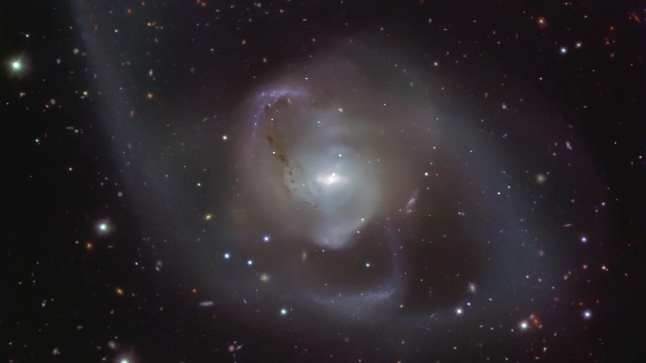 Galaktyka NGC 7727 jest przykładem tego, jak wyglądają takie obiekty po połączeniu. Galaktyka NGC 7727 jest przykładem tego, jak wyglądają takie obiekty po połączeniu.