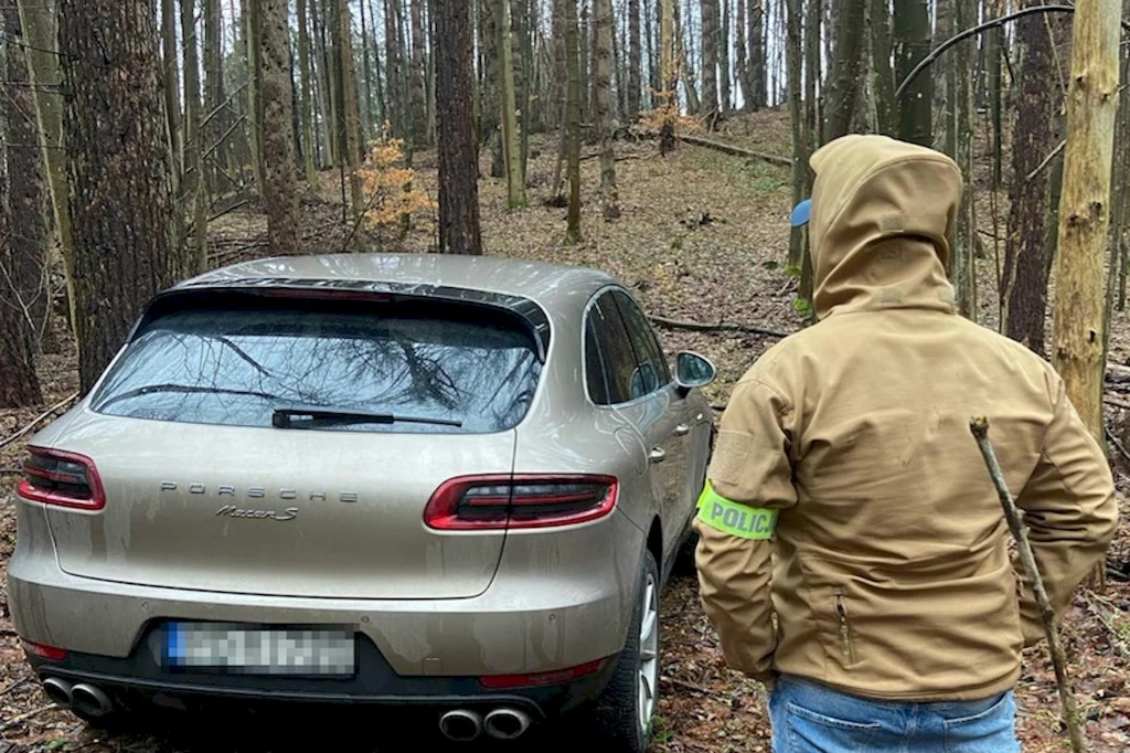 Samochód odnaleziono w kompleksie leśnym