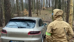 Tajemnicze znalezisko w lesie. Ktoś porzucił Porsche