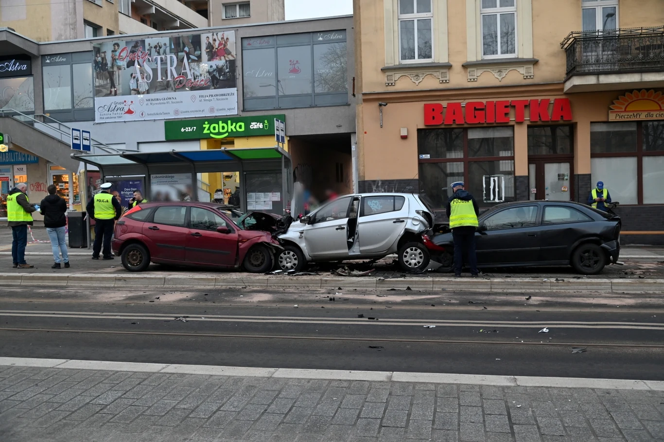 Kierowca Forda został zatrzymany po tym, gdy prowadził do czołowego zderzenie z innymi samochodami