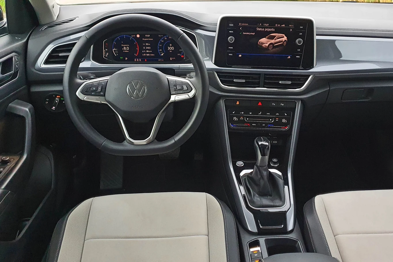 Wnętrze Volkswagena T-Roca wyraźnie zmieniło się po modernizacji