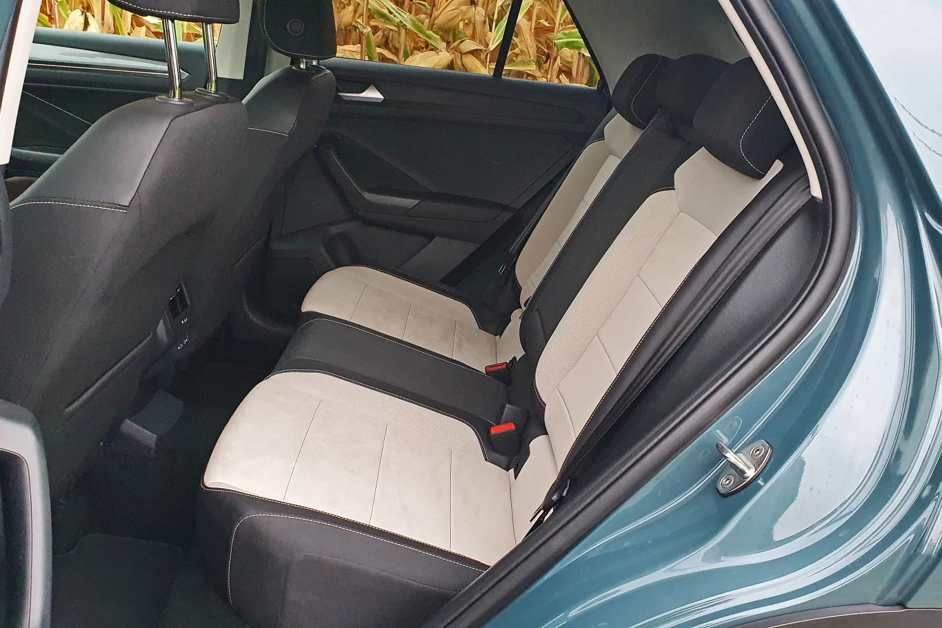 Na tylnej kanapie Volkswagena T-Roca dobrze będą czuły się tylko dwie osoby