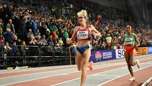 Elle St. Pierre. W tle Gudaf Tsegay