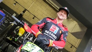 Artiom Łaguta w parku maszyn przed zawodami.