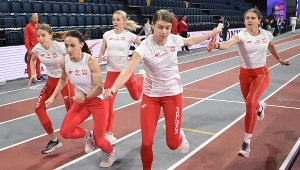 Kobieca sztafeta 4x400 metrów w czasie treningu