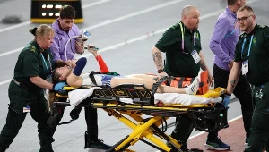 Margot Chevrier zwożona na noszach 