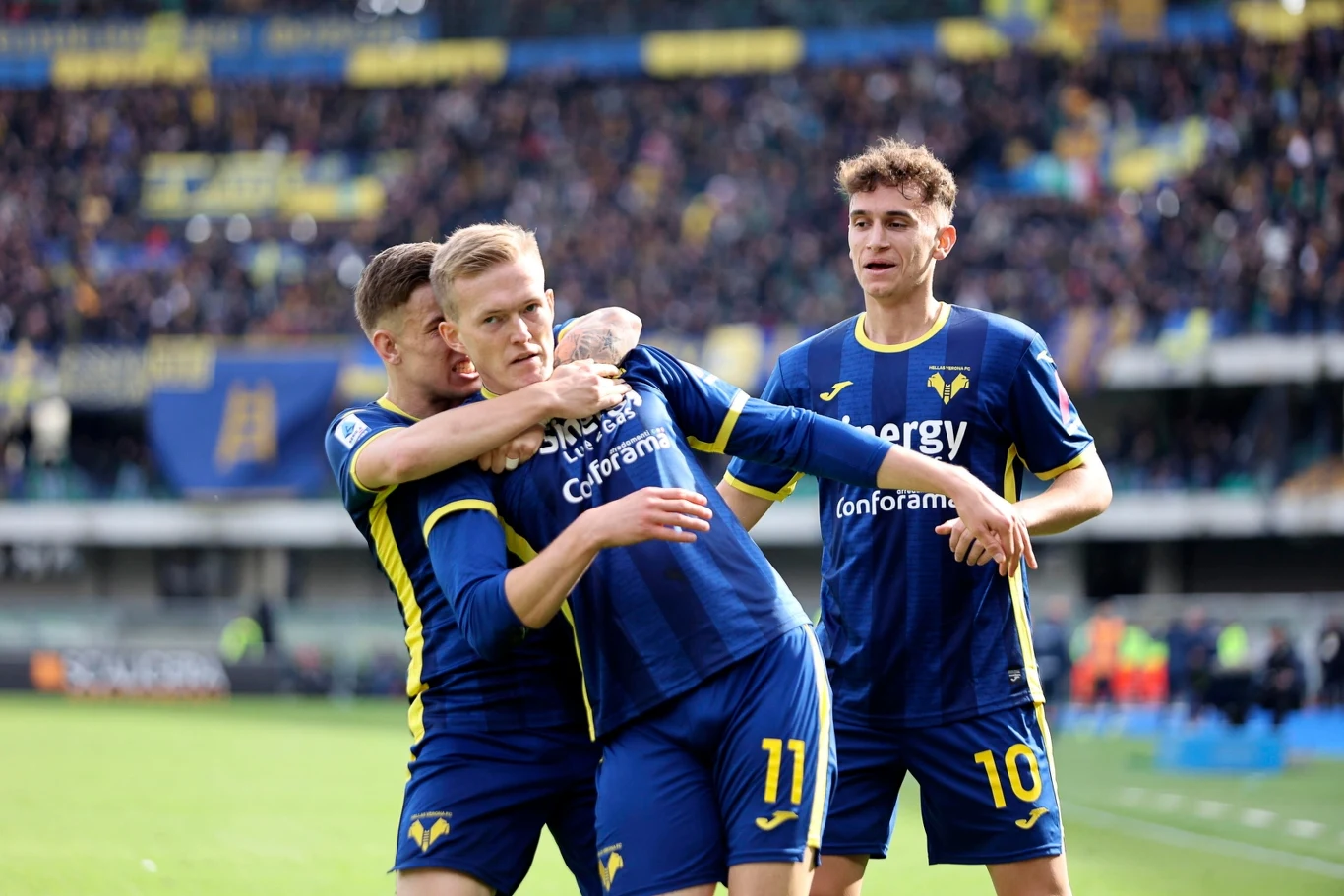 Karol Świderski świętuje pierwsze trafienie w Serie A