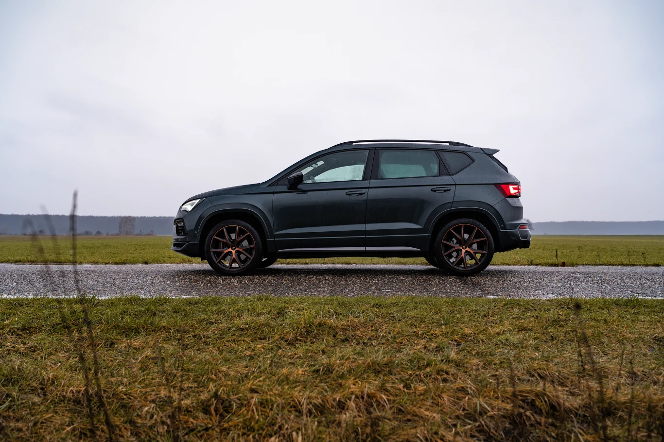 Cupra Ateca dostępna jest w trzech wersjach napędowych. Topową odmianę stanowi dwulitrowy benzyniak generujący 300 KM. Cupra Ateca dostępna jest w trzech wersjach napędowych. Topową odmianę stanowi dwulitrowy benzyniak generujący 300 KM.
