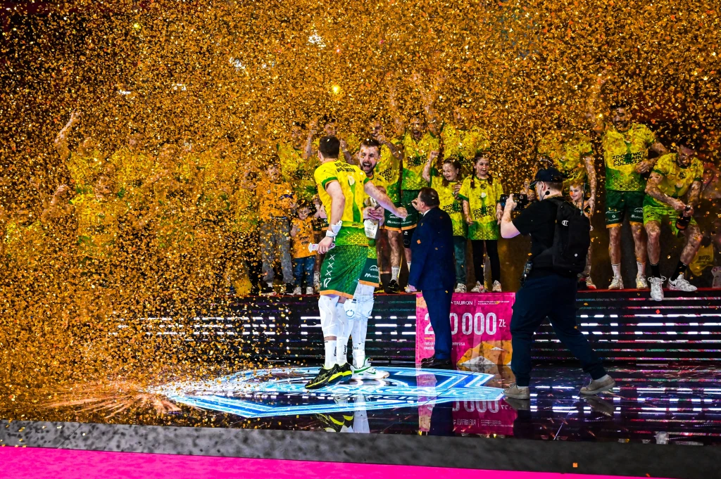 Radość siatkarzy z Zawiercia z TAURON Pucharem Polski