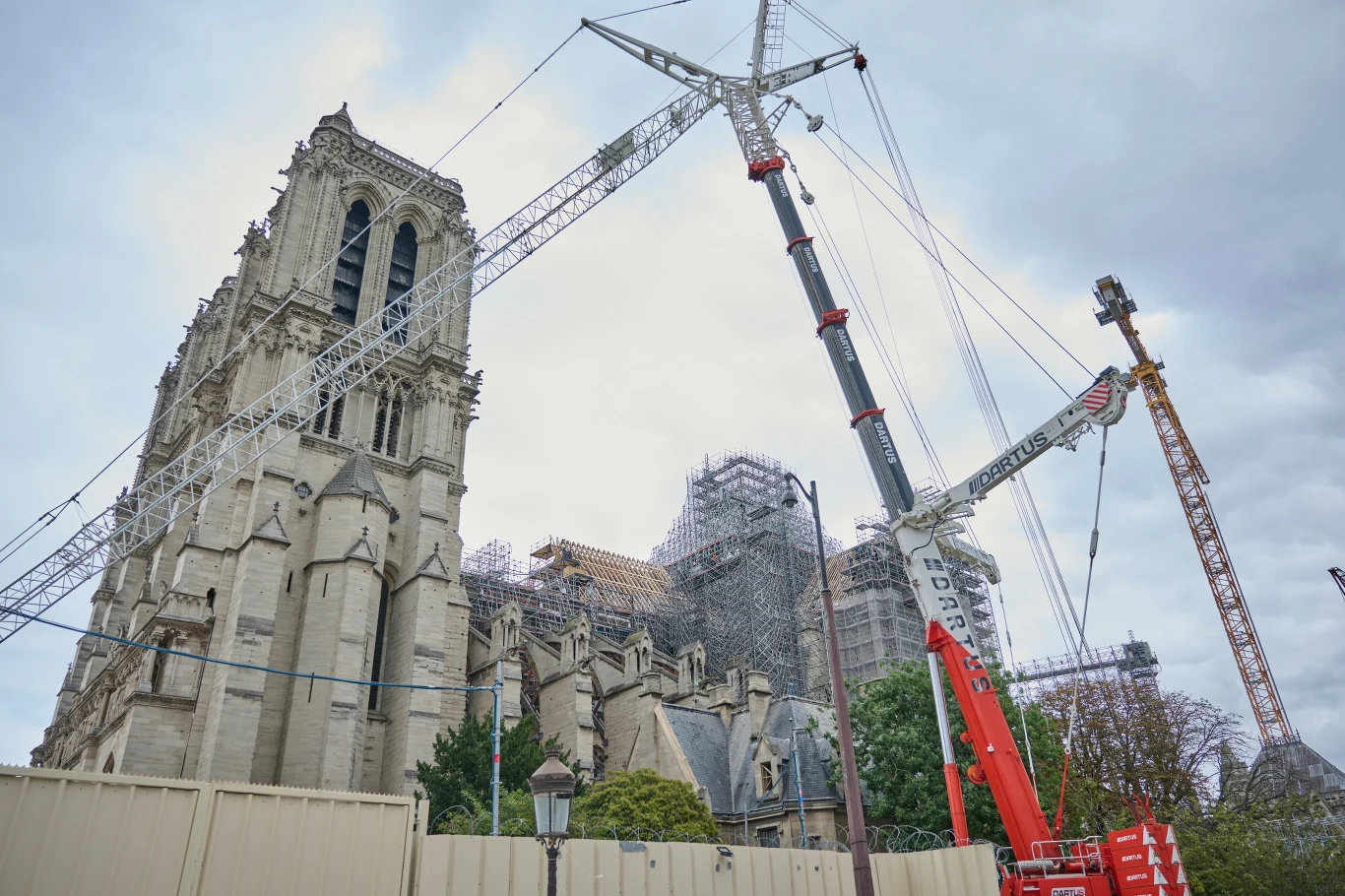 Po pożarze z 15 kwietnia 2019 roku w katedrze Notre Dame w Paryżu podjęto prace budowlane, związane z jej rekonstrukcją. Już wkrótce nastąpi jej ponowne otwarcie dla zwiedzających. Po pożarze z 15 kwietnia 2019 roku w katedrze Notre Dame w Paryżu podjęto prace budowlane, związane z jej rekonstrukcją. Już wkrótce nastąpi jej ponowne otwarcie dla zwiedzających.