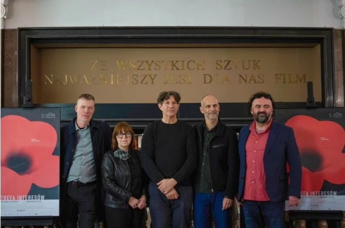  Scenograf Chris Oddy, producentka Ewa Puszczyńkska, reżyser Jonathan Glazer, producent James Wilson i koproducent Bartek Rainski podczas polskiej premiery „Strefy interesów” w Kinie Muranów