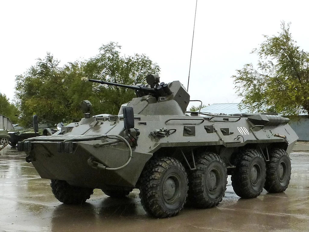 Rosyjski wóz BTR-80.