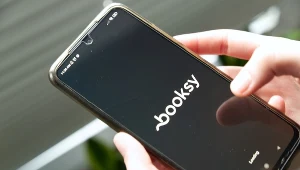 Booksy zwalnia 20 proc. załogi. Pracowników zastąpi AI. Zdj. ilustracyjne