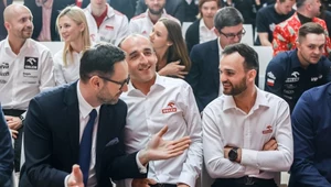 Na pierwszym planie: Daniel Obajtek, były prezes Orlenu (z lewej), Robert Kubica (w środku) i Bartosz Zmarzlik (z prawej)