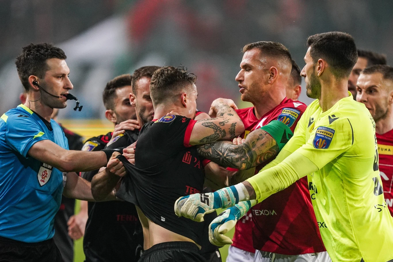 Sędzia Damian Kos w meczu Wisła - Widzew miał dużo pracy i popełnił poważny błąd Sędzia Damian Kos w meczu Wisła - Widzew miał dużo pracy i popełnił poważny błąd