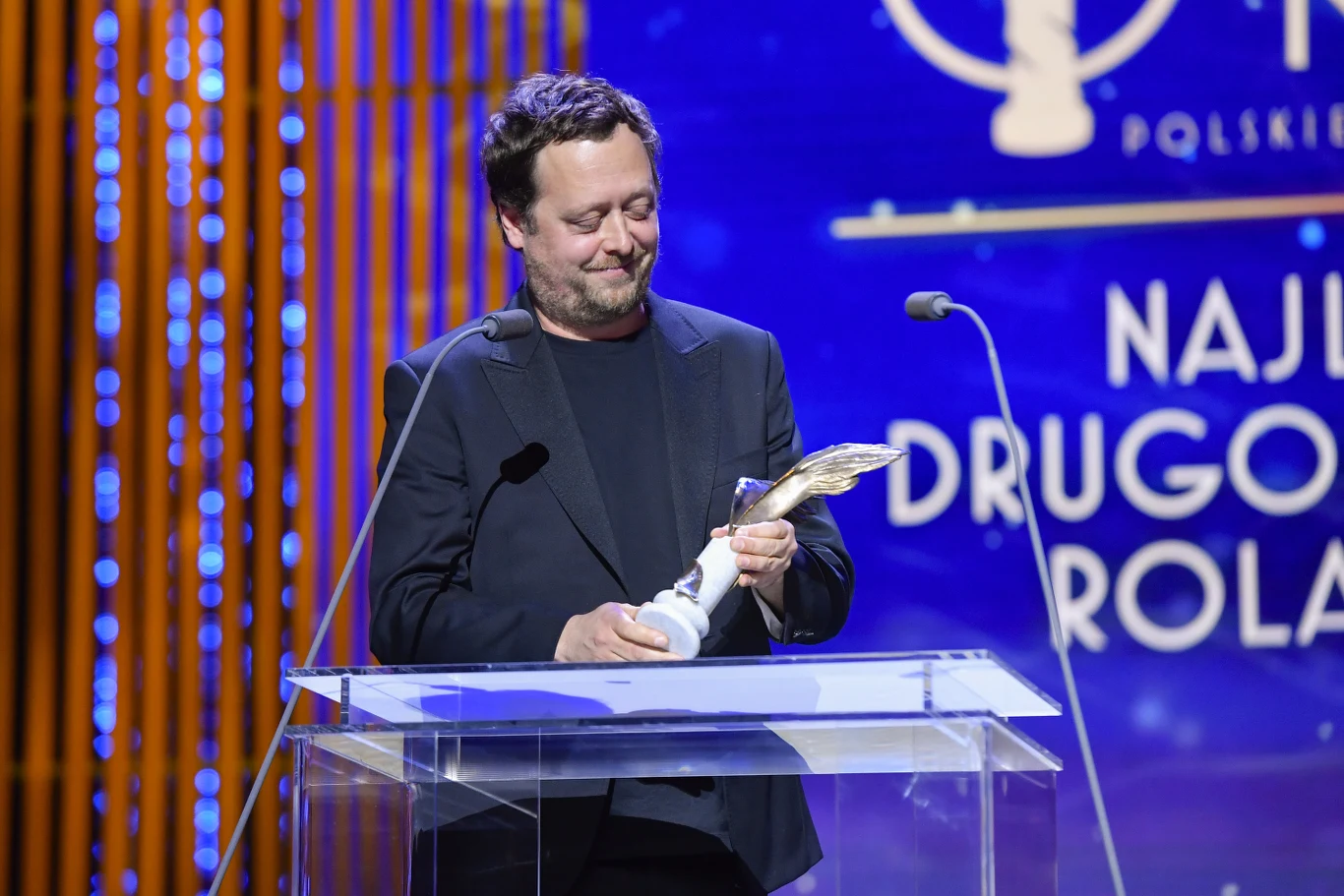 Orły 2024: W kategorii najlepsza drugoplanowa rola męska zwyciężył Tomasz Schuchardt za rolę w filmie "Doppelganger: Sobowtór". Statuetką w imieniu nieobecnego na gali aktora przyjął reżyser filmu Jan Holoubek