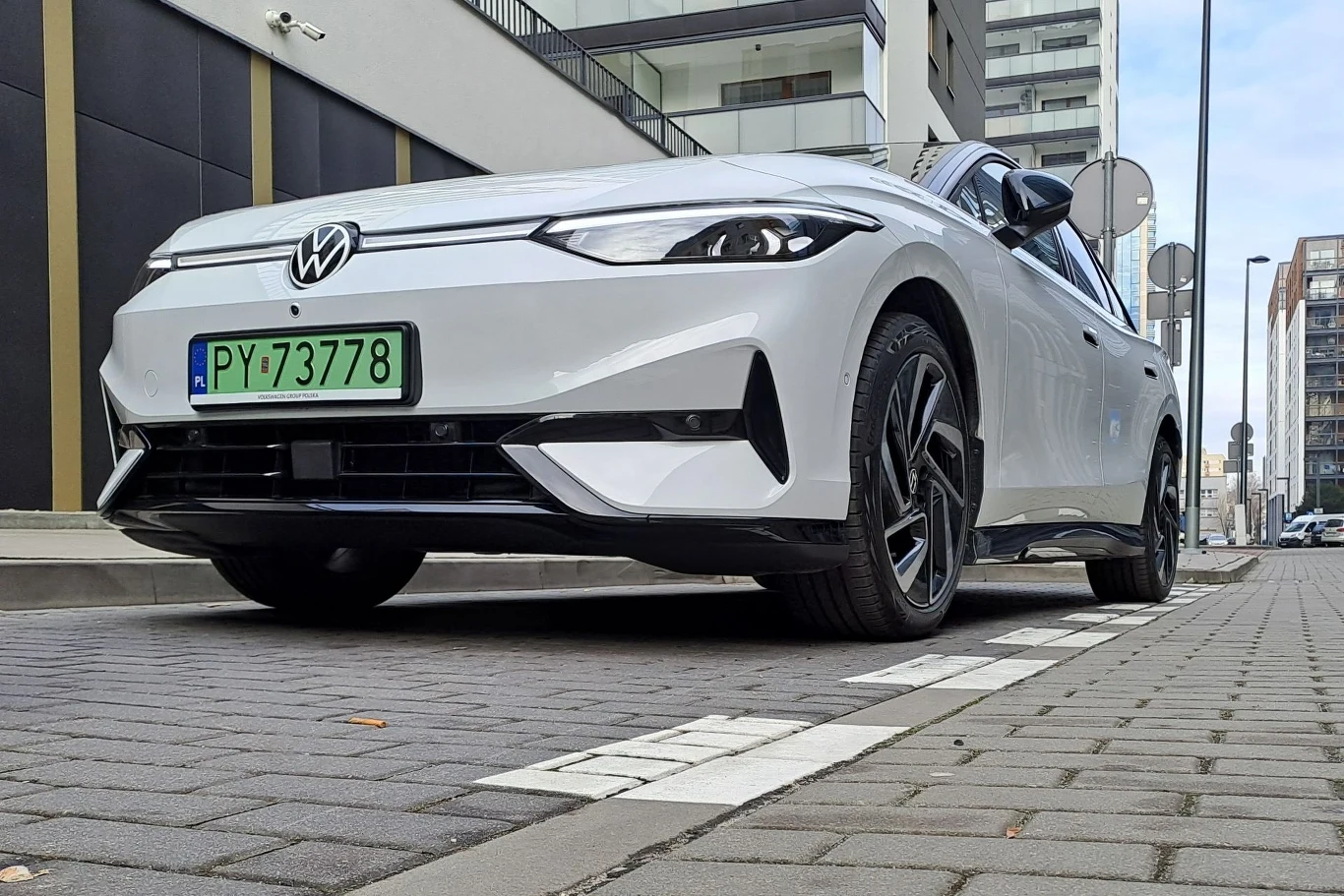 Choć Volkswagen ID.7 jest stosunkowo dużym autem, zaparkowanie go nie stanowi problemu. 