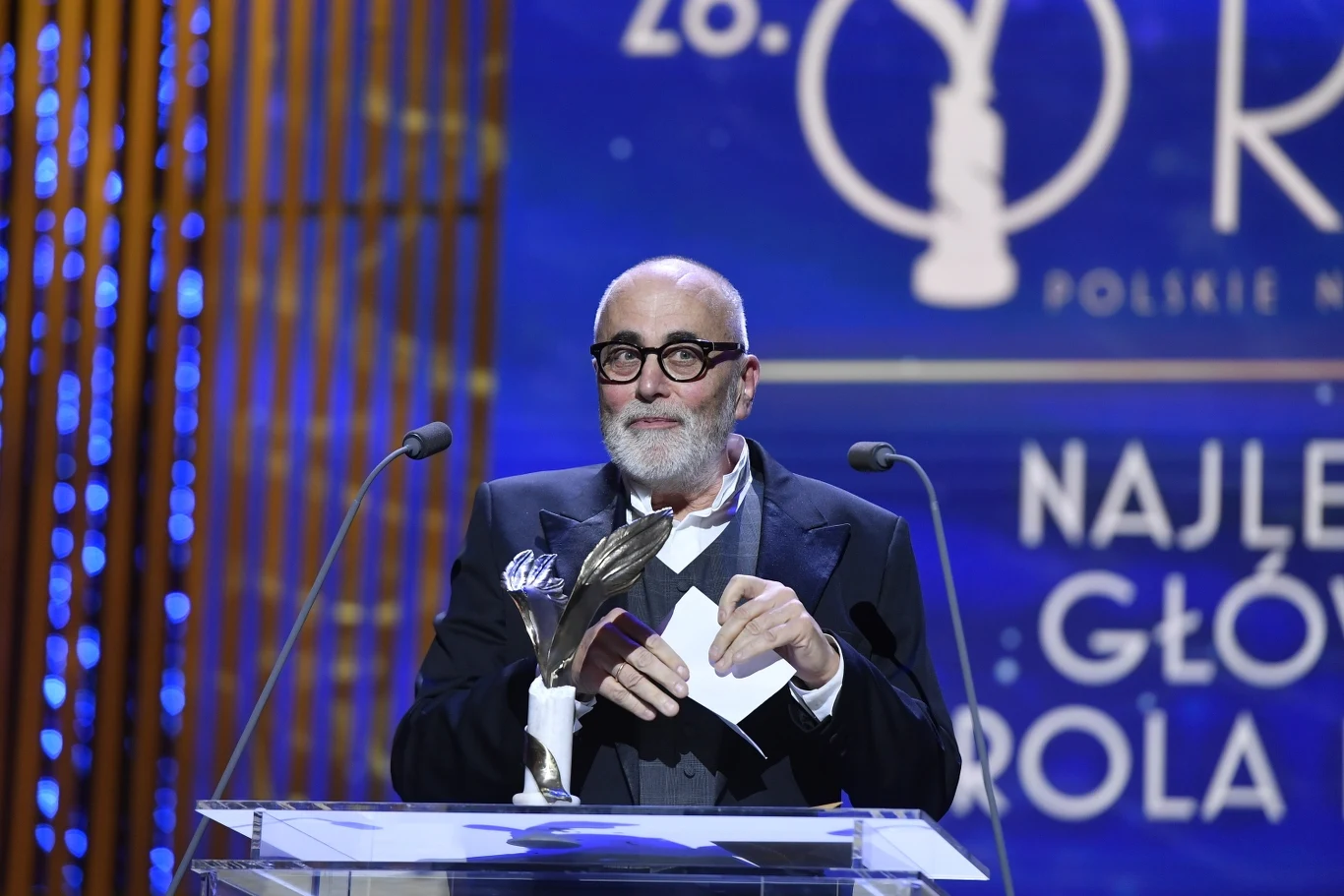 Michał Kwieciński odebrał Orła za Najlepszą Pierwszoplanową Rolę Męską dla nieobecnego na gali Eryka Kulma jr za film "Filip"