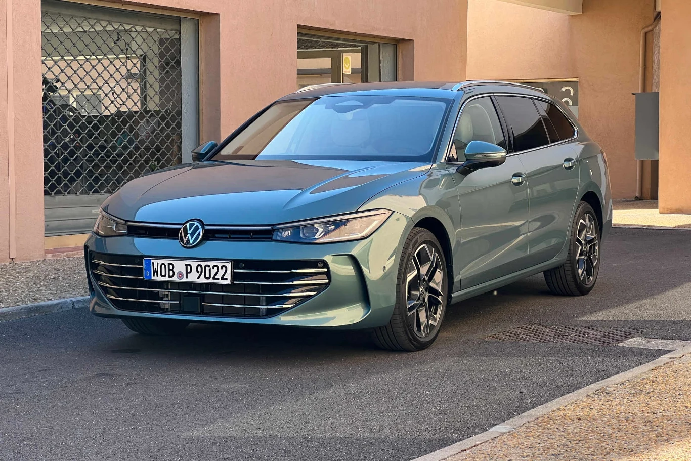 Volkswagen zadbał o to, by Passat wyraźnie różnił się od rodziny elektrycznych modeli ID