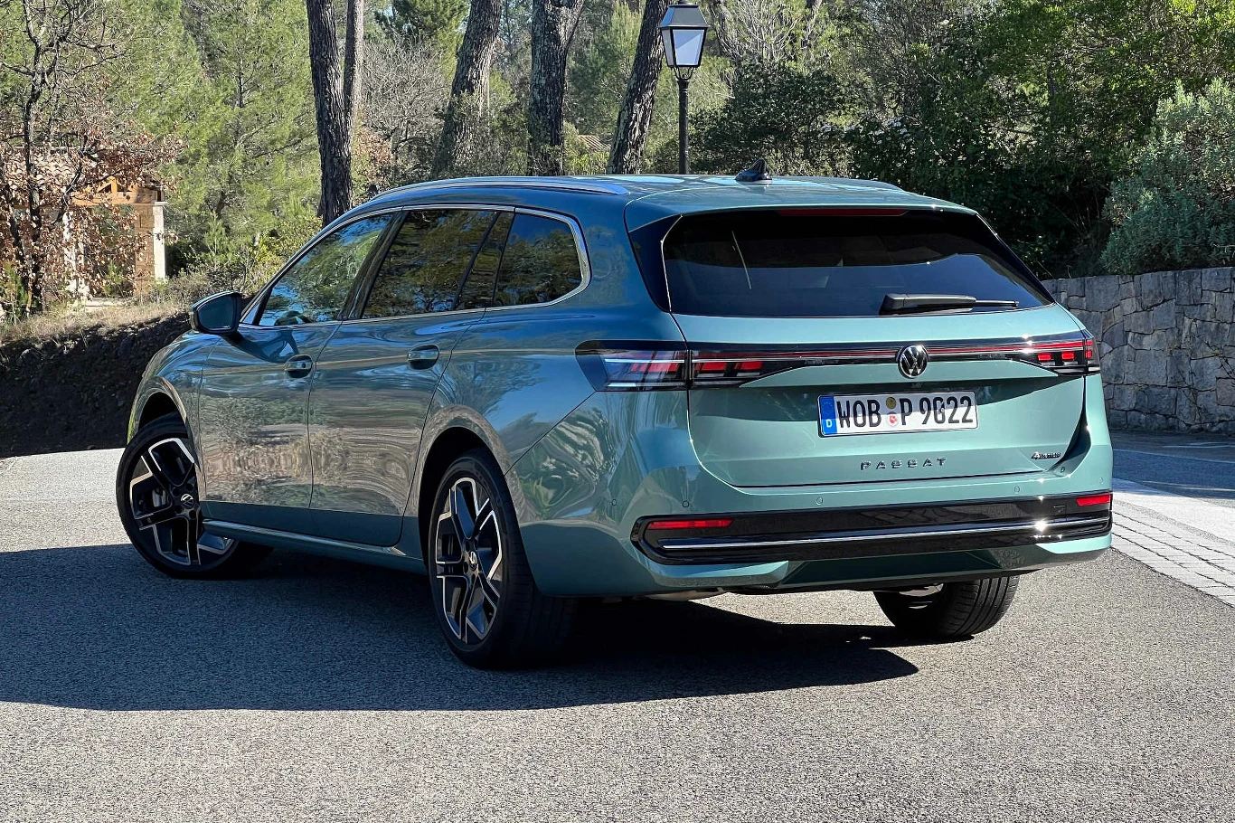 Volkswagen wciąż opiera się przed modną ostatnio zamianą znaczka na napis na pokrywie bagażnika