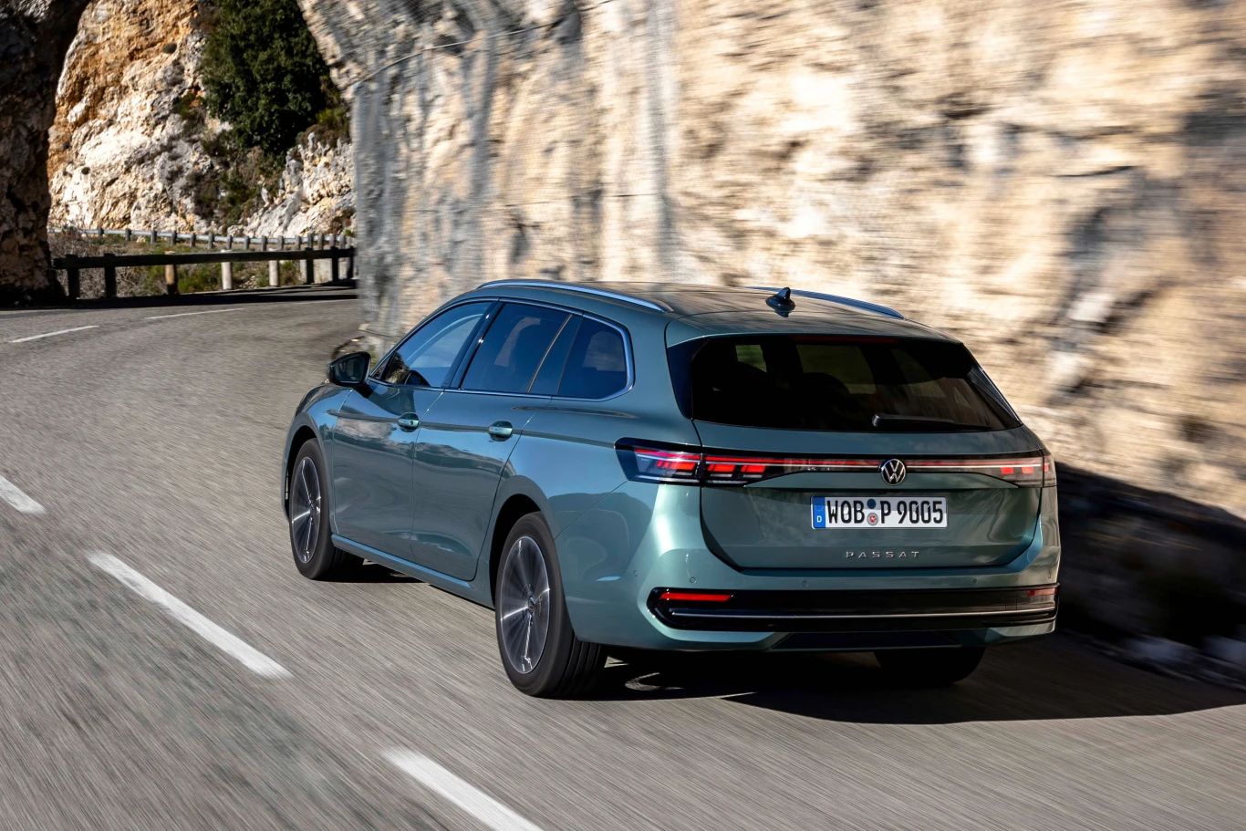 Passat prowadzi się pewnie i stabilnie niezależnie od warunków drogowych