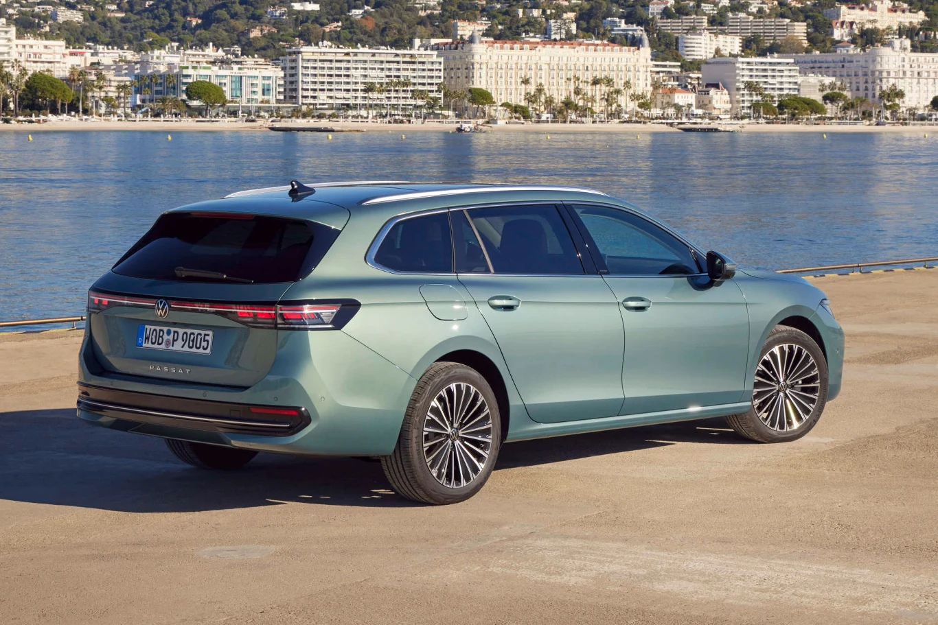 Passat ładowany z gniazdka ma w sumie 900 km zasięgu. Z silnikiem Diesla - do 1200 km