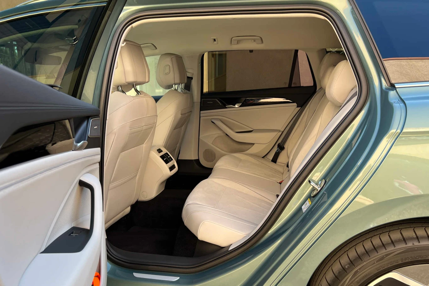 Przestronną kabina Passata w wersji z jasną tapicerką wygląda na jeszcze wiekszą