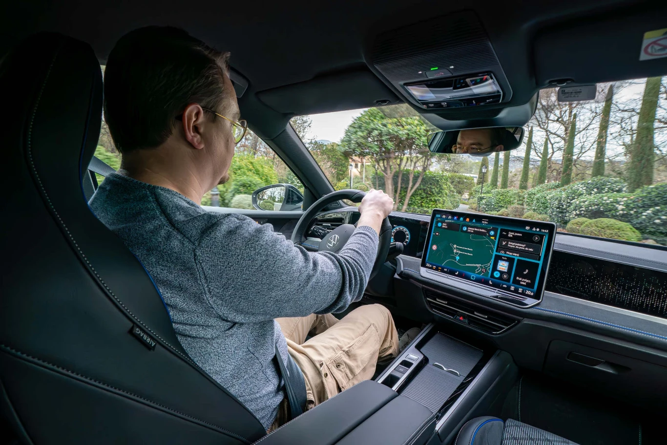 W usportowionej wersji R-Line Passat zyskuje czarną podsufitkę