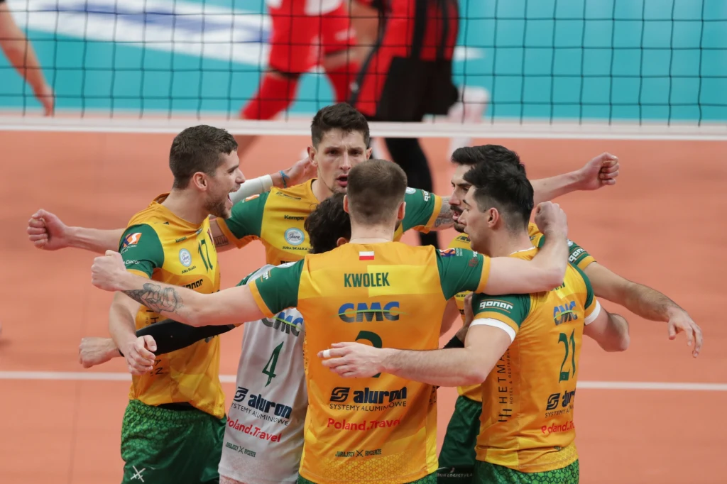 Trevor Clevenot (pierwszy z lewej) w barwach Aluron CMC Warty Zawiercie