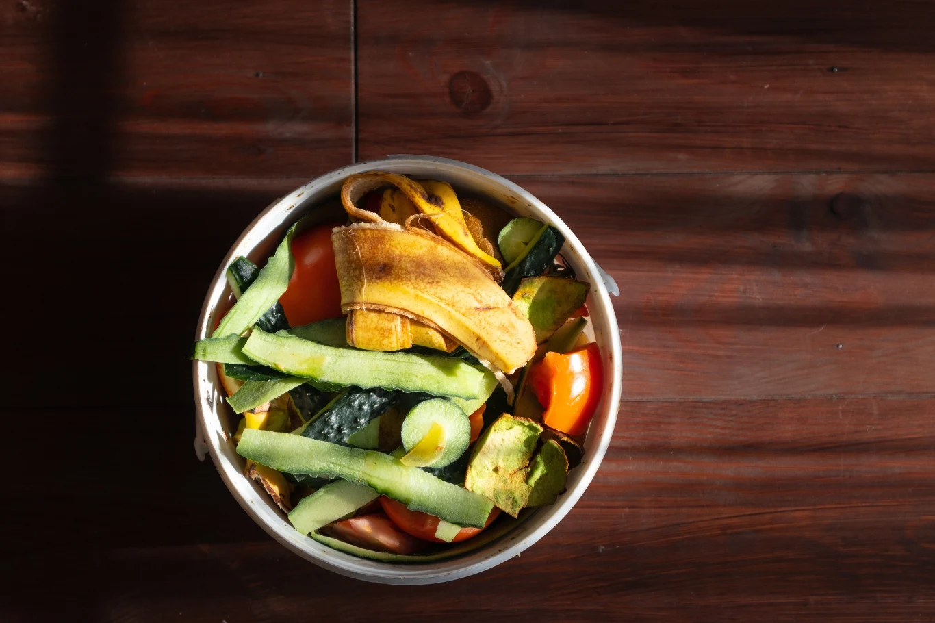 Jak zrobić odżywiającą odżywkę z resztek owoców i warzyw?