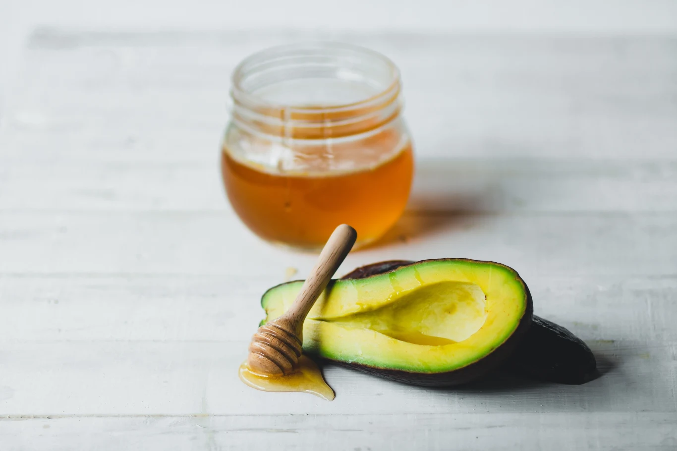 Maska z awokado i miodu wygładza zmarszczki. Musimy jednak regularnie ją stosować. 