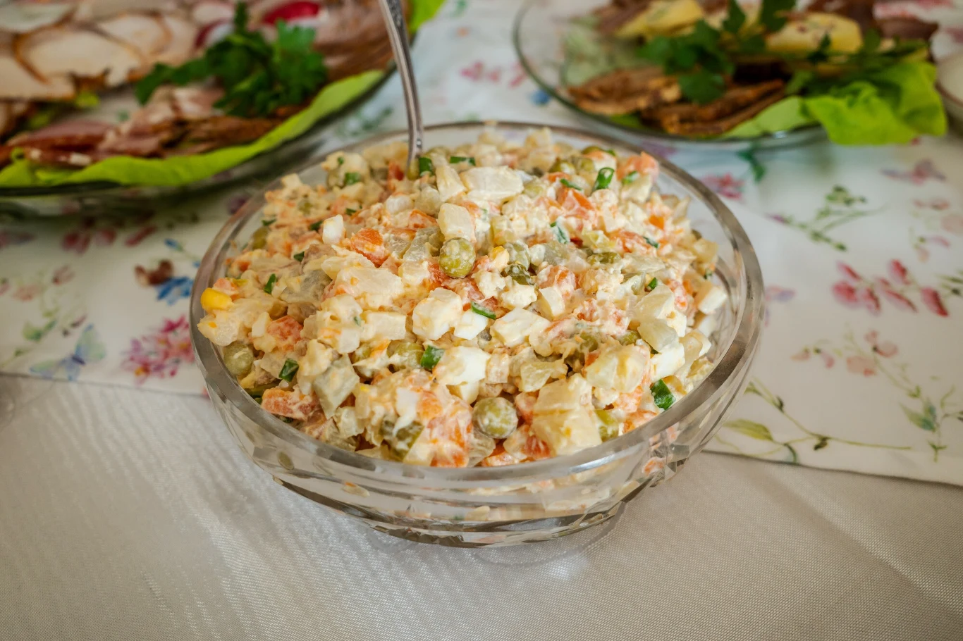 Jak radzono sobie z brakiem majonezu w sałatce jarzynowej?