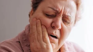 Paradontoza rozwija się w jamie ustnej przez długi czas, nie dając żadnych objawów