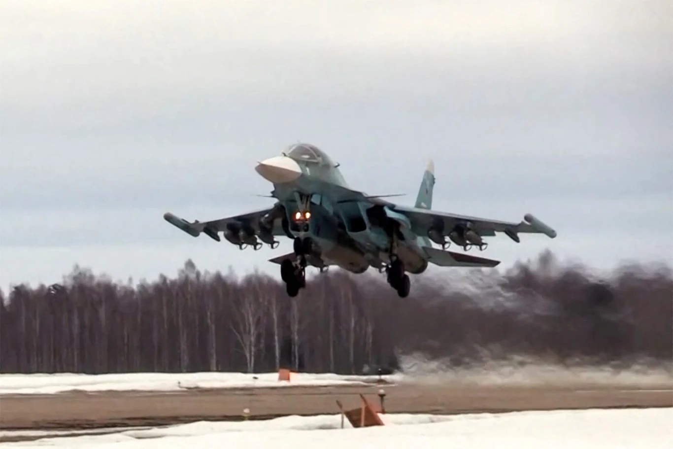 Rosyjski samolot Su-34. To właśnie z niego Moskwa zrzuca groźne szybujące bomby Rosyjski samolot Su-34. To właśnie z niego Moskwa zrzuca groźne szybujące bomby