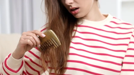 Jak z pomocą domowych sposobów wzmocnić osłabione włosy?